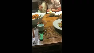 让媳妇穿着华伦天奴出来和单男吃饭吃着就舌吻起来太反差了