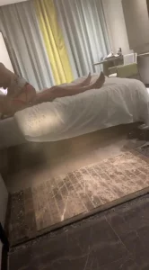 淫骚露脸出轨巨乳母狗 女神颜值骚话不断 舔手打屁股